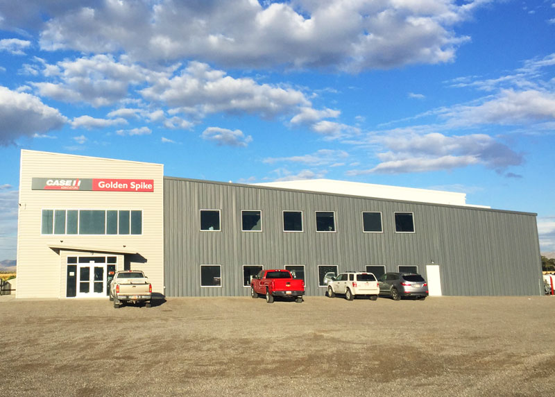 a steel building with exterior Parpet Walls